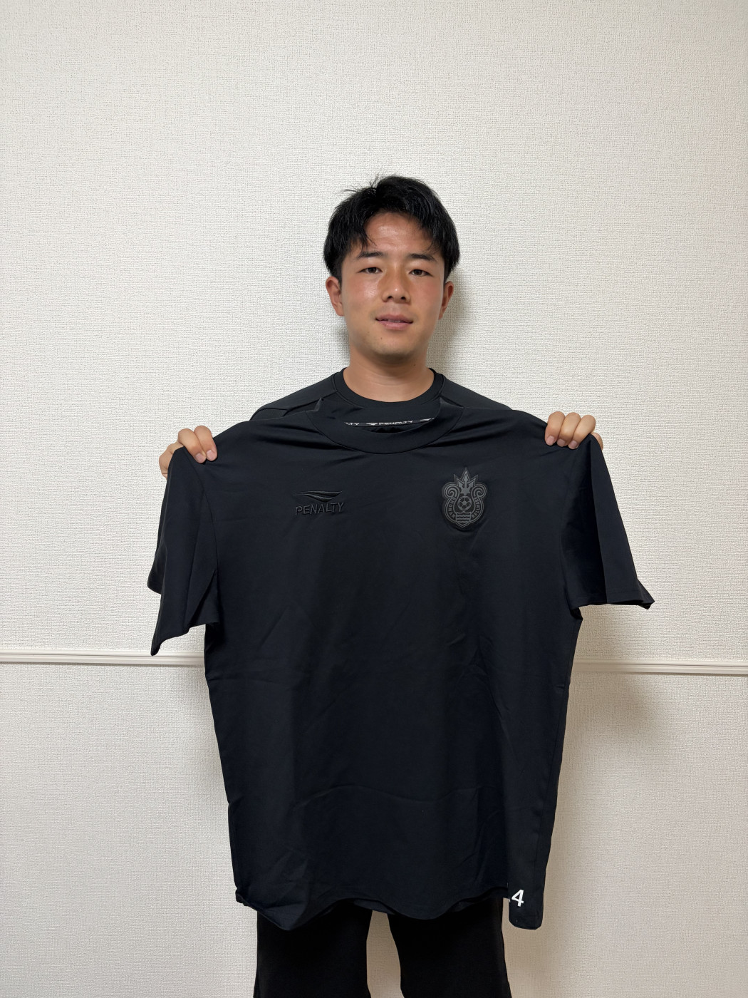 岡庭愁人選手湘南ベルマーレ　移動着プレゼント企画画像