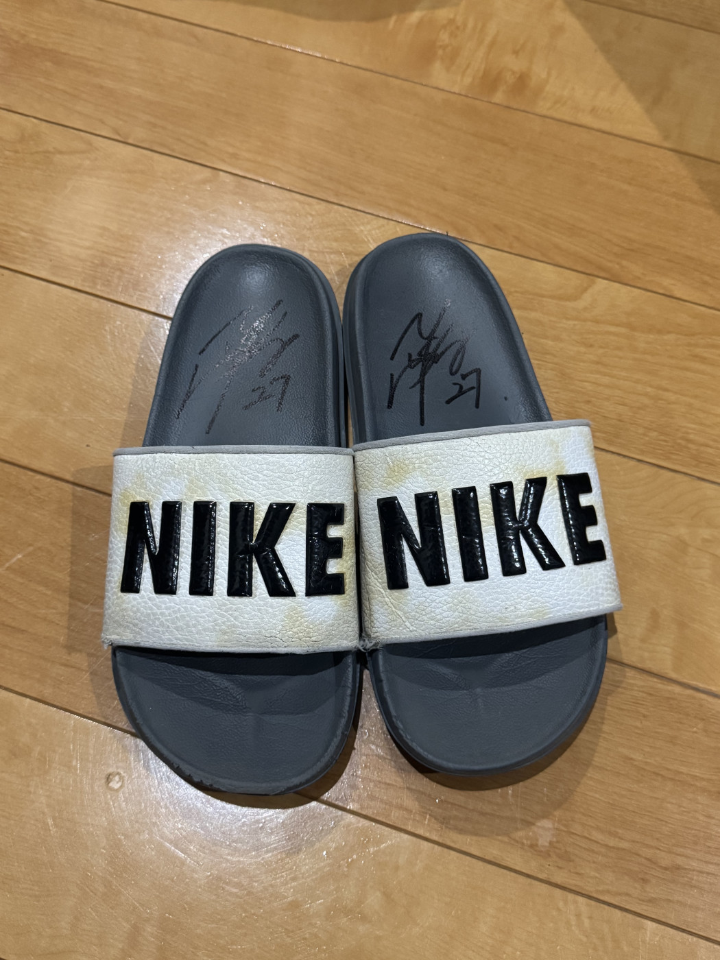 山口卓己選手試合前の芝確認で使用しているスリッパプレゼント企画画像