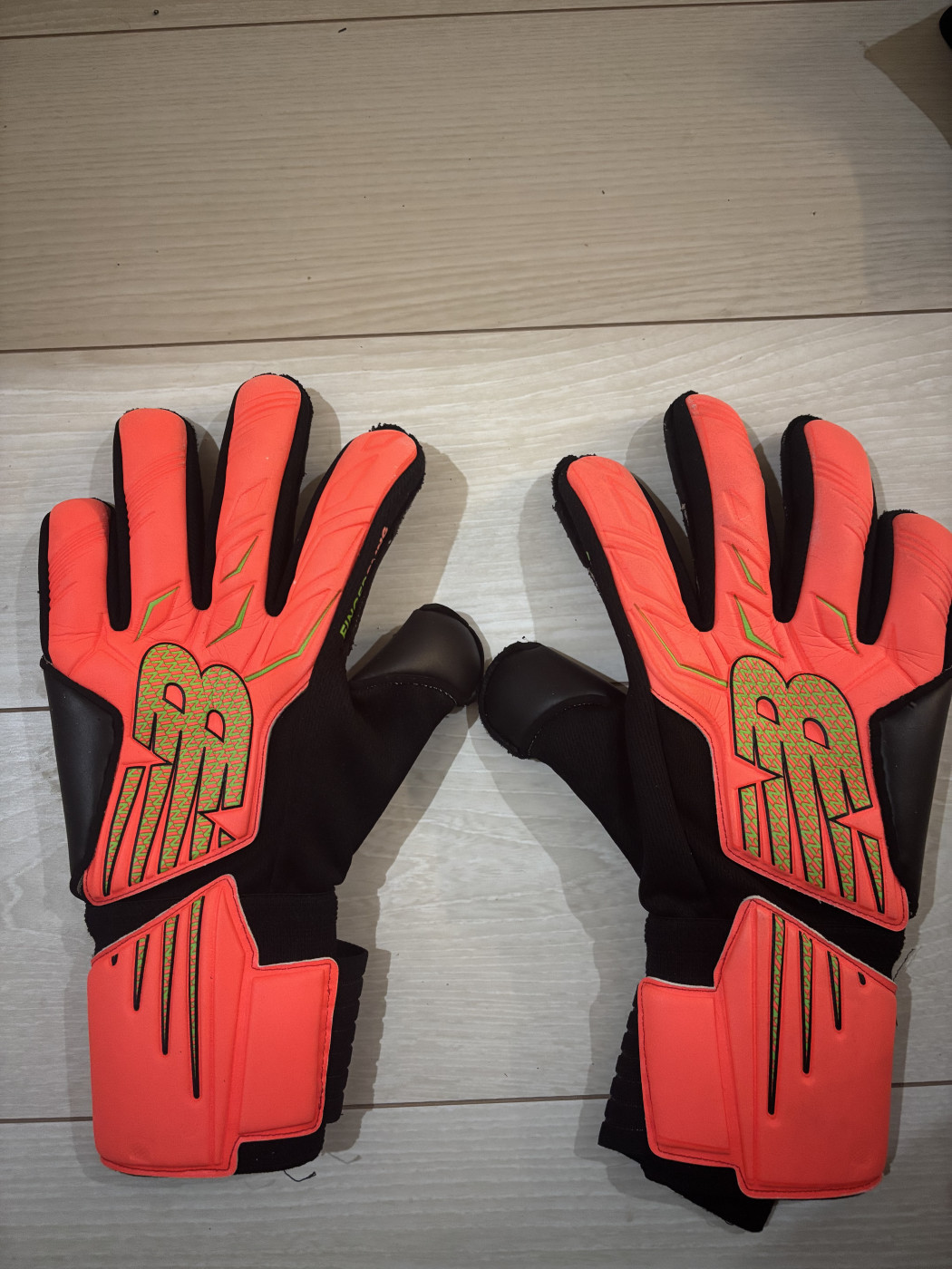 西村遥己選手GKグローブプレゼント企画画像