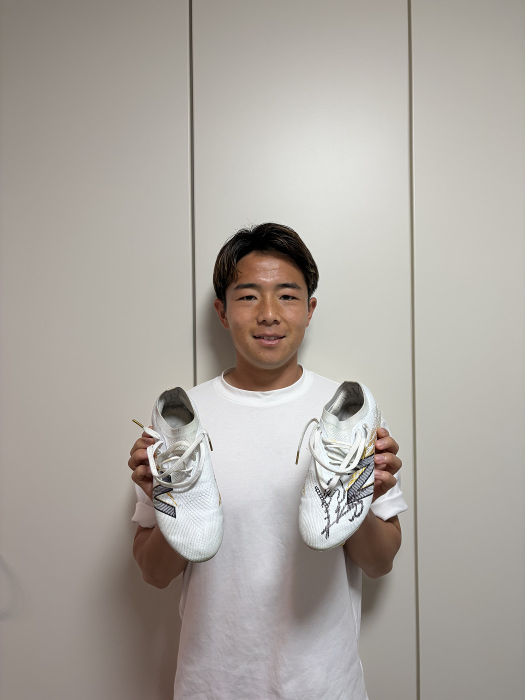 岡庭愁人選手直筆サイン入りスパイクプレゼント企画画像